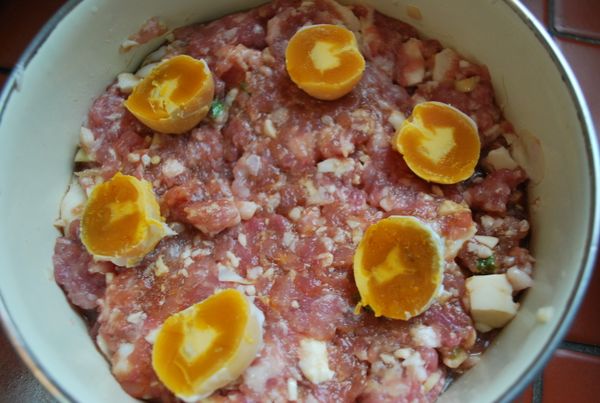 鹹蛋蛋黃切對半，放在肉末最上層。
另外鍋內還要再加上水，份量是剛好醃過肉末。
這樣待會就有肉汁，淋在飯上非常下飯喔！！