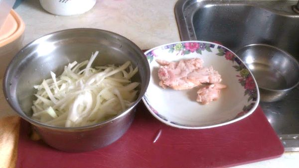 將洋蔥切成如左圖 再將燻雞拿出來備用