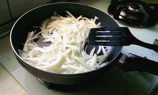 鍋子熱鍋後 將洋蔥到進鍋子裡 再加點水