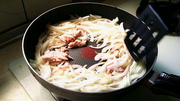 等洋蔥稍微變黃時 加入燻雞伴炒