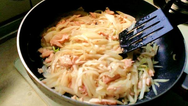 等洋蔥變金黃色時 試一下味道 斟酌加入一些味素 鹽