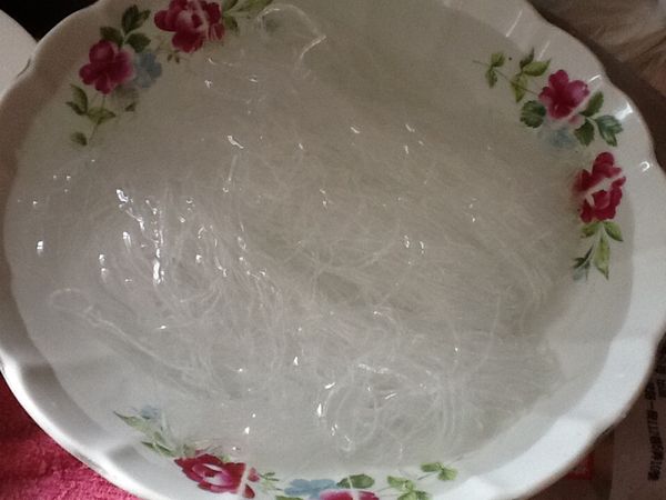 粉絲先泡冷水8-10分鍾，泡軟後倒掉水份，用剪刀剪成幾段，備用。