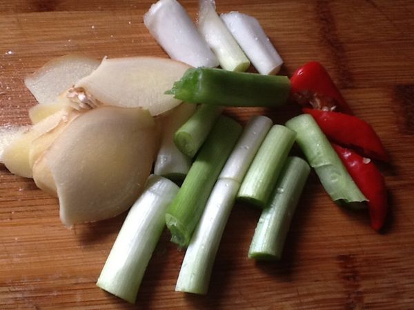 青蔥去頭尾，辣椒去頭，老薑去皮（亦可不削皮），清洗乾淨；青蔥、辣椒切段，1支青蔥切蔥珠，老薑切片。