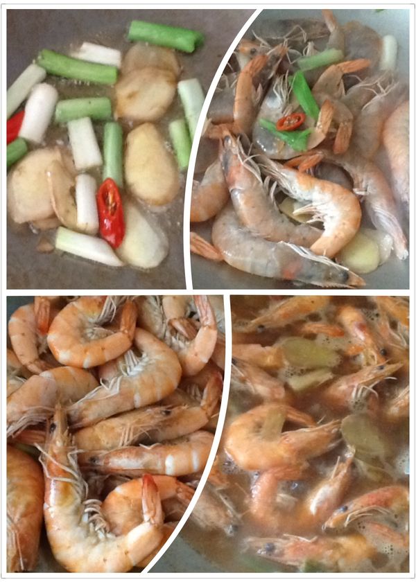 起鍋，放入少許油及麻油，小火先將老薑與蔥白爆香，再加辣椒，轉大火，放入蝦子，快炒幾下，加入調味料（先嗆入米酒，其他調味料（含沙茶）再加入），煮至蝦子完全變為紅色蝦身捲曲（約1分鍾）即可，先將蝦子撈起。