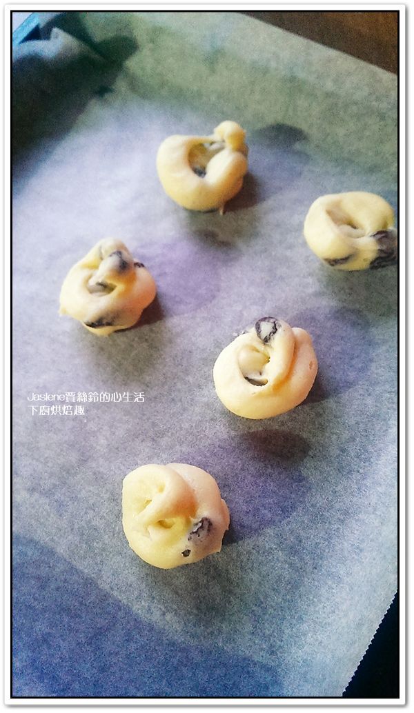 烘焙紙舖好在烤盤上，間隔出適當的距離，將麵糊擠出約2公分左右的圓形狀。
如果沒有擠到葡萄乾，可以直接放葡萄乾在麵糊上！
接著，放進烤溫180度的烤箱，烘烤時間10~12分鐘(每台烤箱脾氣不同，時間可以微調)