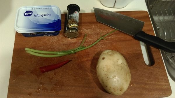 ［食材照片］
植物性奶油、黑胡椒、芹菜、馬鈴薯。