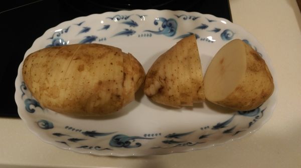 先將馬鈴薯平擺，從上往下切，留1/5的深度，小心不要切太深，會跟右邊一樣裂掉。
切下去的間隔約3-5mm。