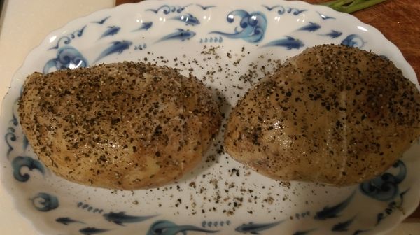 在馬齡薯表面塗上奶油、適量的鹽。再撒上自己喜歡的香料，我喜歡黑胡椒的香氣，所以撒了很多。