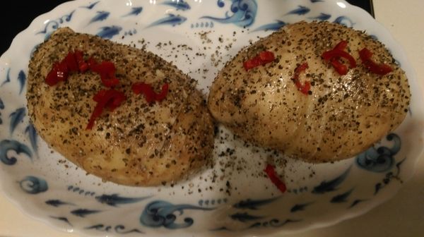 再加上辣椒、芹菜等香料，就可以下去烤囉！
葷的部分可以在下面墊上蒜頭，馬齡薯的上面也鋪上一些，會有濃濃的蒜香唷。
烤的時候香料的味道會融入馬鈴薯唷。