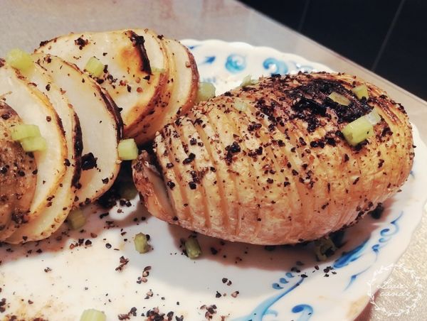 烤的時候用一般烤箱下去烤，可以約烤40分鐘，每十分鐘翻面一次。（若想加速軟化，可以在烤20分鐘後，拿出來在最上面放上奶油，到微波爐微波1-2分鐘，再拿下去烤20分鐘）