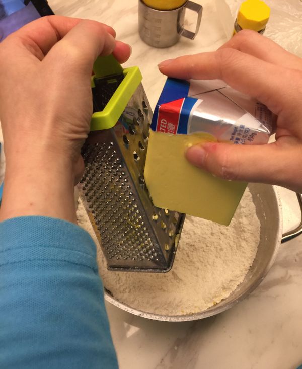 直接用刨絲器將無鹽奶油刨入麵粉中