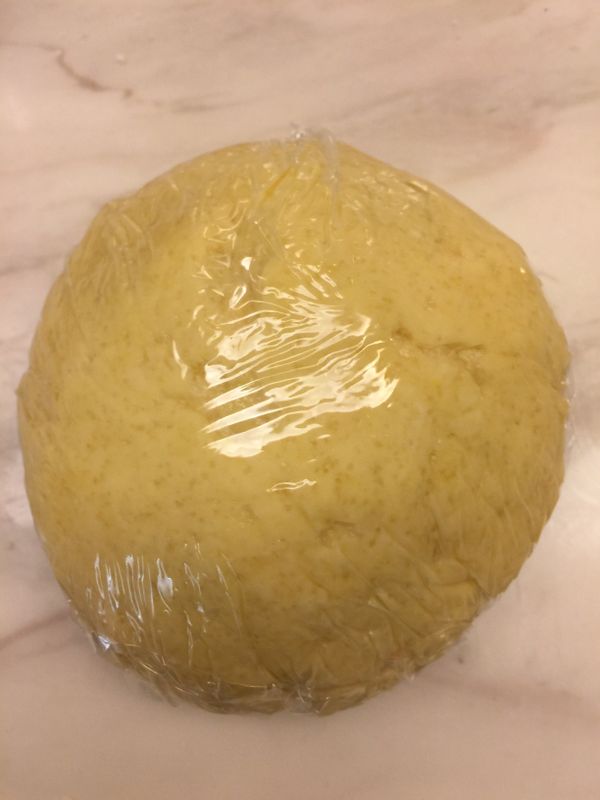 將奶油與粉類拌勻，加入冷水並將麵團整成圓形，以保鮮膜包好放入冷藏30分鐘