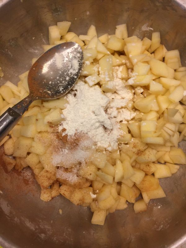 蘋果去皮切丁，加糖、肉桂粉拌勻
