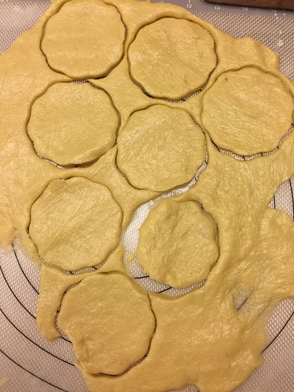 取出冷藏派皮，桿薄以圓形烤杯（或是馬克杯）切割