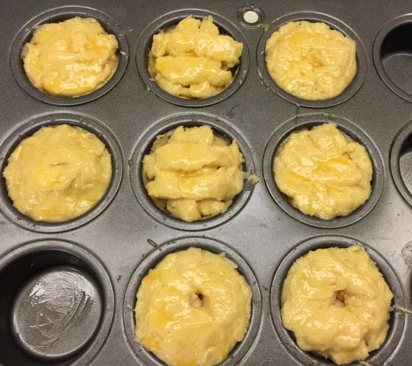 烤盤內鋪上底層派皮，放入蘋果餡，抹上薄薄雞蛋液，再蓋上上層派皮，用手將兩層派皮稍微捏緊，再塗上一層蛋液在外層派皮