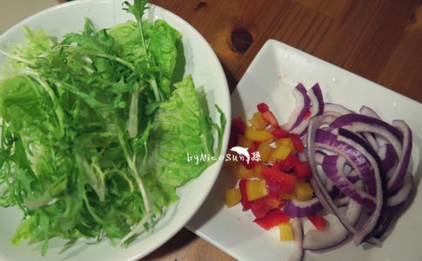 生菜洗淨擦乾備用
紅黃甜椒切碎備用
紫洋蔥切絲備用