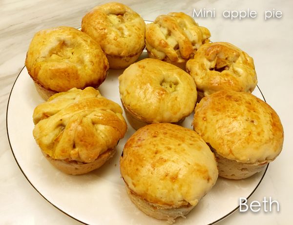 又做了一次，上層派皮中間可以畫個洞，或是用直條作出編織條紋，或是什麼都不做