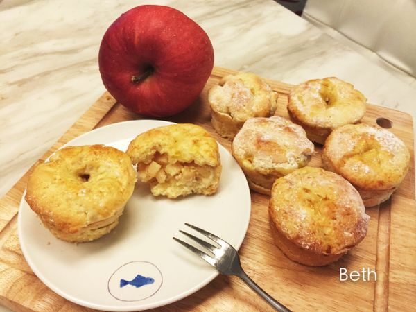 喜歡吃甜的話，可以在步驟11外層派皮撒一點砂糖入烤箱烤，或是烤好要食用時撒一點糖粉。