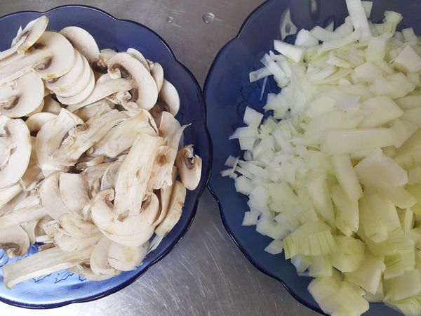 蘑菇切片,洋蔥切小丁備用