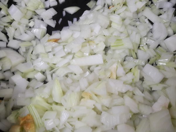 起油鍋爆香蒜末~放入洋蔥丁炒到金黃