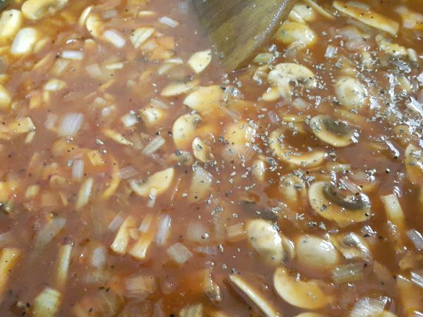 煮滾後加入所有調味料最後起鍋前勾薄芡完成