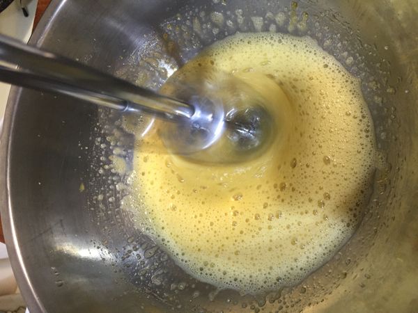 以電動打蛋器打發至盆內液體溫度比體溫稍高便拿出水鍋繼續打發