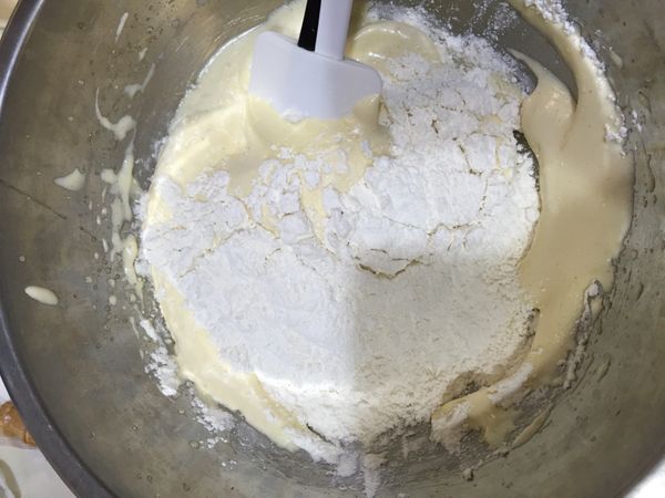 倒入已攪勻的C液體，後將過篩的B粉類分次拌入，輕輕切拌以免消泡