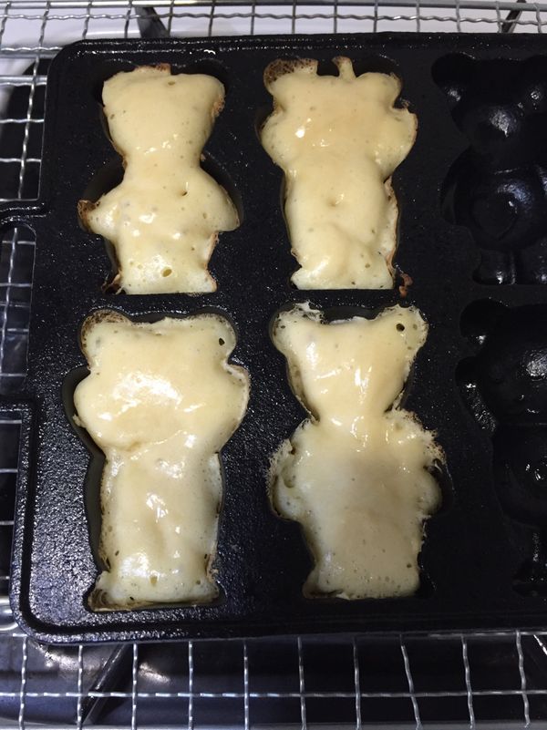 倒麵糊約8分滿（麵糊會長高一些），因為要將兩隻熊黏起來，所以我上排模倒完麵糊有稍等一下才倒下排