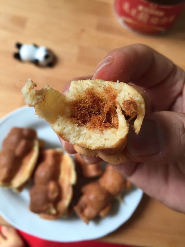 剩下一點麵糊我又加了點牛奶調稀，裡頭可以包餡像車輪餅