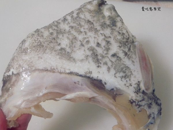 把退冰完成且表皮醃過鹽巴的魚下巴片(醃10~15分鐘)