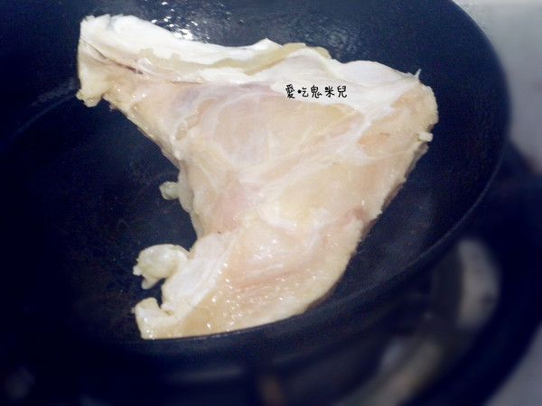 放進熱好的鍋子裡 
魚皮向下煎喲!!
煎至表皮 成金黃酥脆 就可以拿起放進鐵盤裡
#魚皮煎得金黃酥脆小秘訣   就是將醃好的魚 用擦手紙 輕壓魚皮 將水吸乾 這樣煎出來就會金黃酥脆 且不易油爆 PS.任何帶魚皮的魚肉皆可適用((一般衛生紙會有棉絮喲!
只要煎一面即可