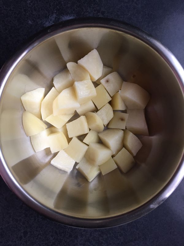 馬鈴薯去皮切小塊放電鍋蒸熟備用