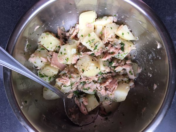 待馬鈴薯略微放涼後加入其餘材料拌勻即可