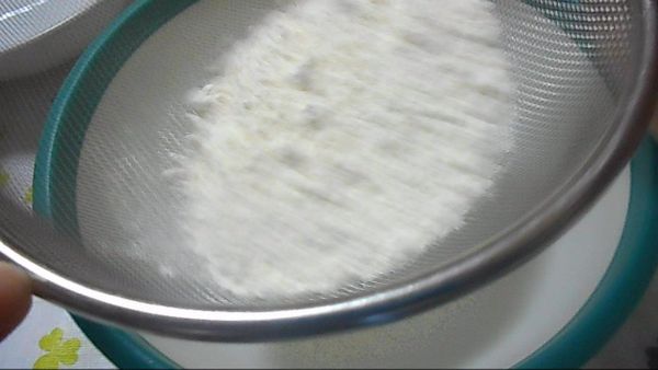 混和粘性差的低筋麵粉和泡打粉（薄力粉とベーキングパウダーを合わせます）
篩選（ふるいます）