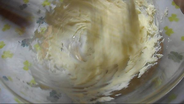 用泡裝飾門面器，柔軟黃油（バターを泡だて器で柔らかくします）