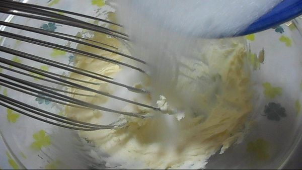 把砂糖分成2～3次一邊加上一邊攙和（グラニュー糖を２～３回に分けて加えて混ぜます）