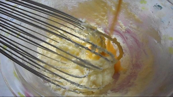 一點點一邊加上蛋一邊攙和（卵を少しずつ加えながら混ぜます）