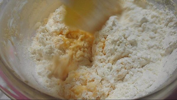 加上香草香精攙和（バニラエッセンスを加えて混ぜます）
增加1攙和（１（薄力粉＋ベーキングパウダー）を加えて混ぜます）