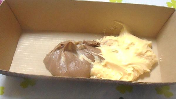 對磅蛋糕的形式，交替放入平面質地和，可可茶質地（パウンドケーキの型に、プレーンの生地とココアの生地を交互に入れます）