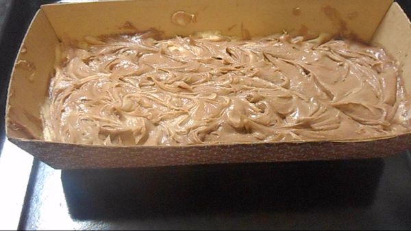 用竹扦子，為使成為大理石花紋花樣攙和（竹串で、マーブル模様になるように混ぜます）