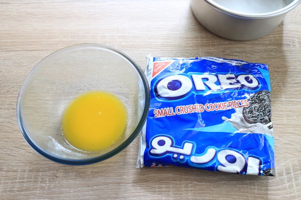 先做基底，發現了整包已經去掉奶油餡的Oreo 餅乾碎，真的超好用；無鹽奶油稍微波融化，與Oreo 餅乾碎混合均勻。