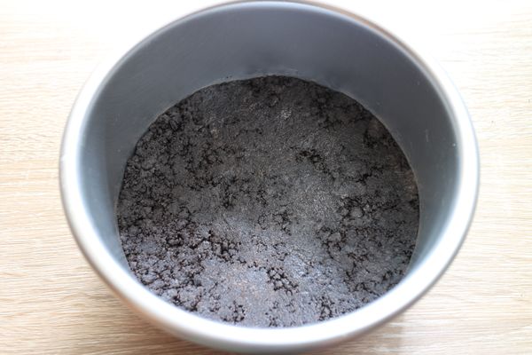 舖到模具裡，壓緊實放入冰箱冷藏10分鐘。建議使用活動模具方便脫模。