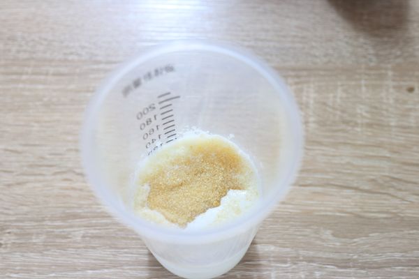 將吉利丁粉泡入牛奶中，邊灑邊攪拌一下，其實也是會吸收牛奶水分，只是速度會比用水稍慢些。