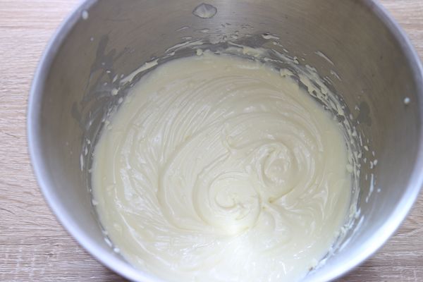 Cream Cheese 打柔順後，將煉乳、whipping cream加入一起打均勻。