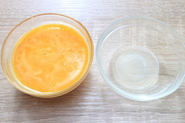 百香果取果汁，擠出檸檬汁。