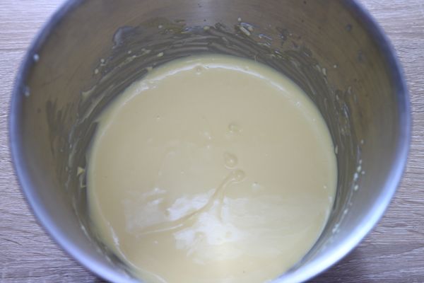 加入Cream Cheese 裡打均勻；建議檸檬汁後加，視百香果酸度調整。