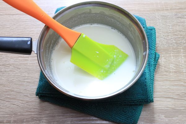 泡吉利丁的牛奶移轉到小鍋內，以小火邊加熱邊攪拌，不需要加熱到"滾"的狀態唷。