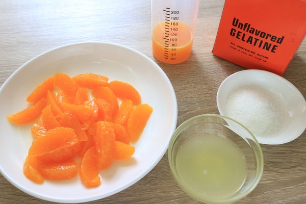 接著準備上層的橘子果凍。橘子取整片果肉備用。