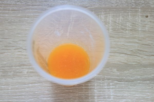 吉利丁粉先泡到橘子汁內。
