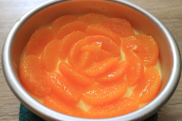 將橘子果肉片鋪滿。